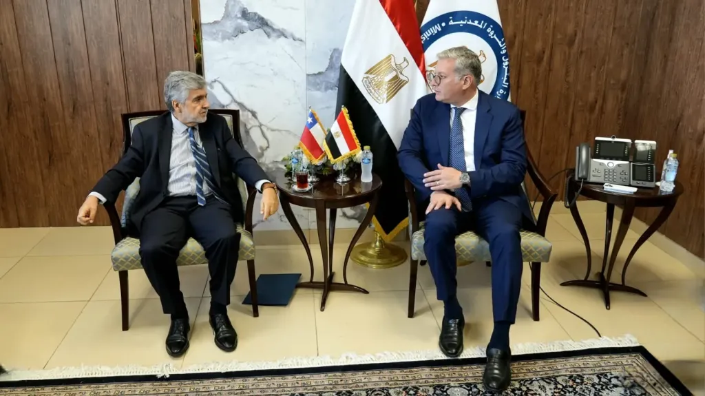 كريم بدوي يبحث خطط التعاون مع سفير تشيلي بالقاهرة لإنتاج البترول والغاز بمصر