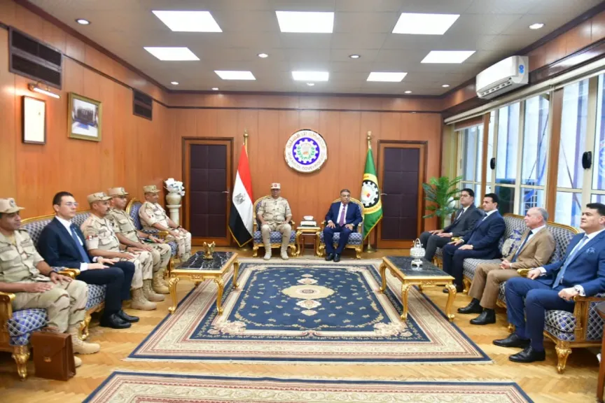 محافظ الدقهلية يستقبل قائد قوات الدفاع الشعبى والعسكري