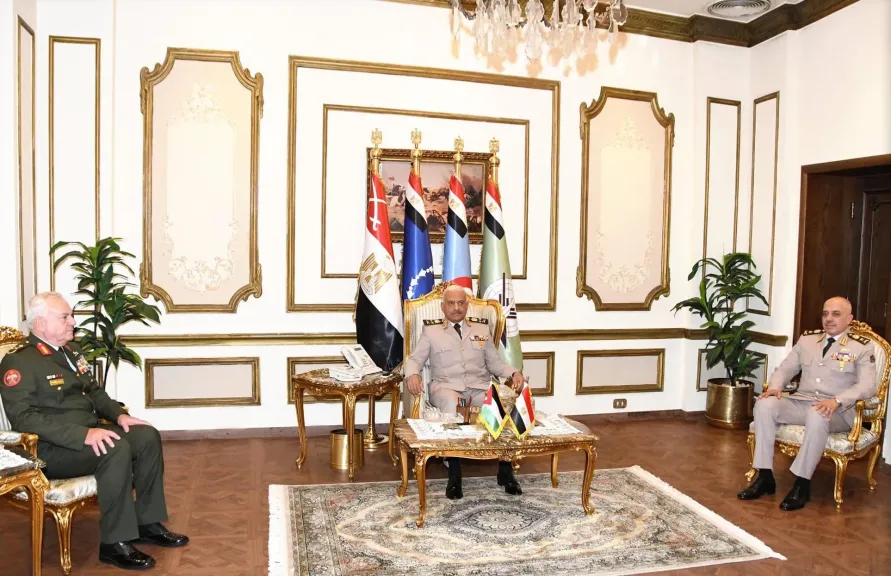 وزير الدفاع يبحث مع رئيس الأركان الأردني التعاون المشترك وتحديات المنطقة