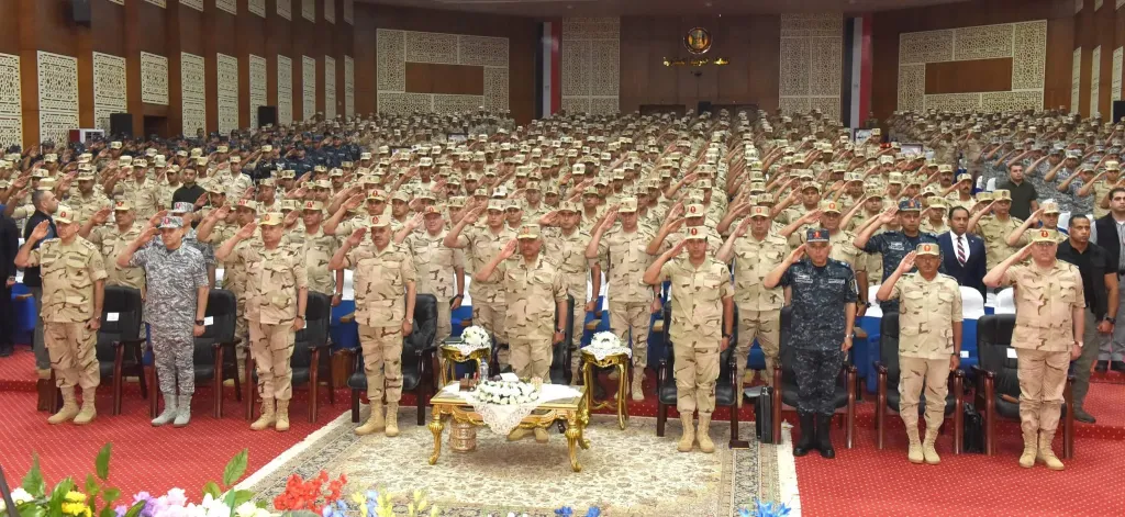 وزير الدفاع يلتقي بعدد من مقاتلى المنطقة الغربية العسكرية