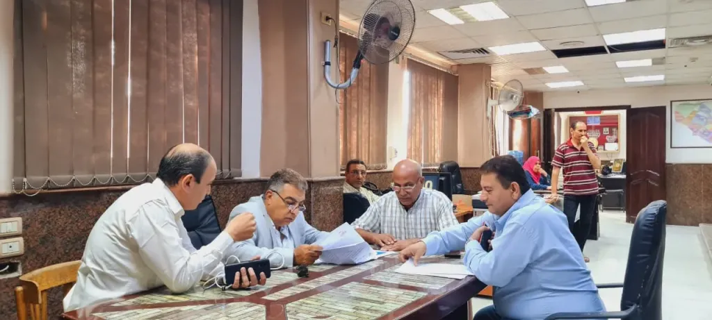 محافظ الدقهلية في حي غرب المنصورة يشدد على مراجعة ملكية الأراضي الفضاء قبل إصدار تراخيص البناء وسرعة إنجاز طلبات المواطنين