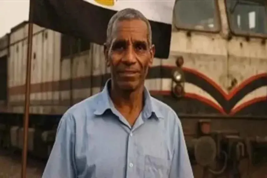 أنقذ شاباً من الموت أسفل القطار... حكاية «عم طارق» بطل مزلقان بني سويف