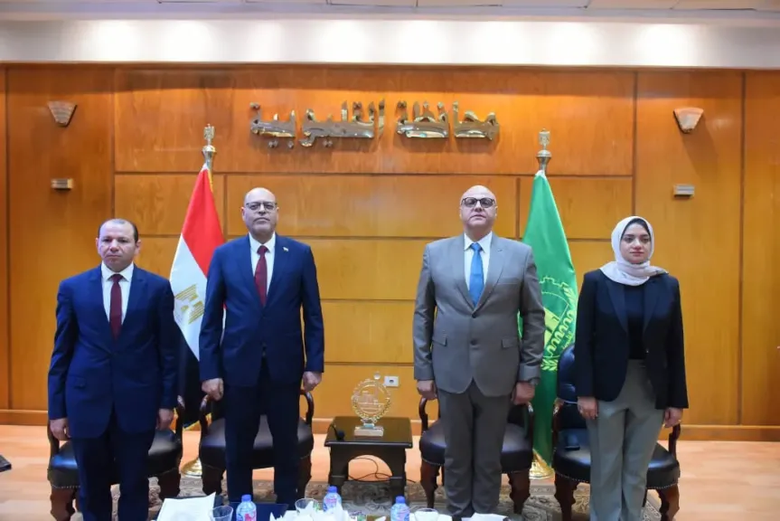 ”الوزير والمحافظ” يسلمان عقود عمل لذوي الهمم لدمجهم في سوق العمل تنفيذاً لتوجيهات السيسى