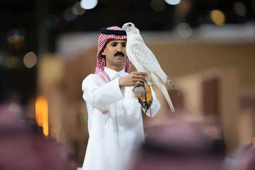 بيع أغلى صقر في المزاد الدولي لمزارع إنتاج الصقور في الرياض بأكثر من 319 ألف دولار