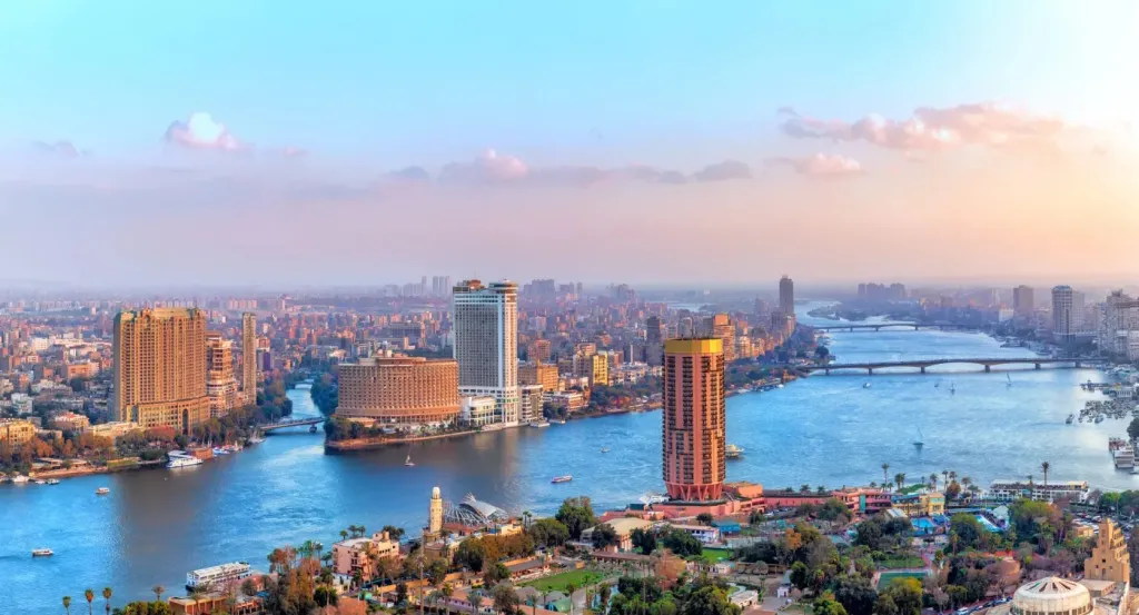 ”فيتش” تكشف توقعاتها للاقتصاد المصري: تعافٍ قريب للجنيه وقفزة في النمو وتراجع التضخم