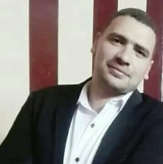 سنوات الغربة انتهت بكفن.. حزن في قنا بعد مصرع شاب صعقًا بالكهرباء خلال عمله في السعودية