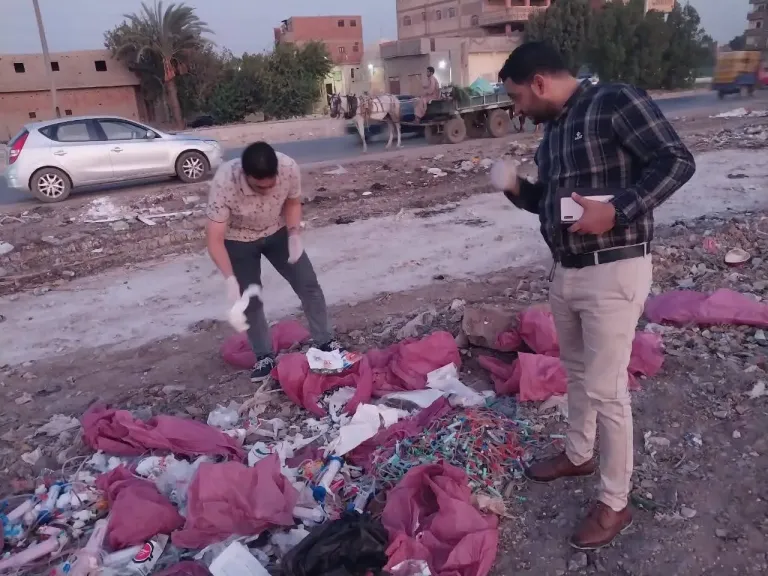 حملة مشتركة ترفع نفايات طبية خطرة على الطريق الدائري بالفيوم