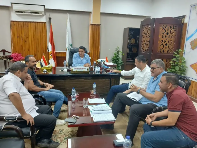 رئيس جهاز مدينة بني سويف الجديدة يجتمع بالشركات المنفذة لمشروعات الإسكان بالمدينة