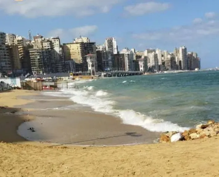 غلق شاطيء الإسكندرية لليوم الثاني بسبب ارتفاع الأمواج 3.2 متر