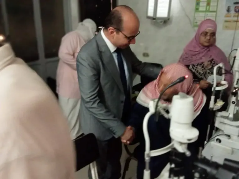 وكيل صحة الدقهلية يقبل رأس مسن ضعيف البصر بـ”رمد المنصورة” ويوجه بمرافقته حتى انتهاء الكشف