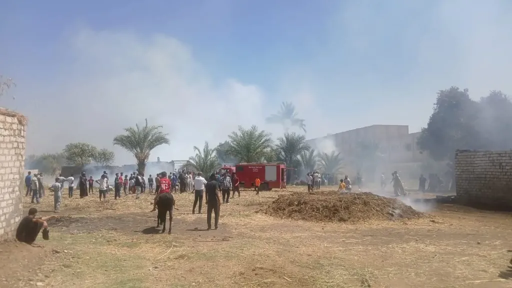 الدفع بـ3 سيارات إطفاء.. نشوب حريق داخل قاعة أفراح وحوشين ماشية في قنا