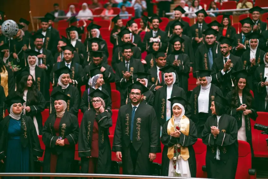 جامعة حلوان تحتفل بتخرج دفعة جديدة من أطباء المستقبل