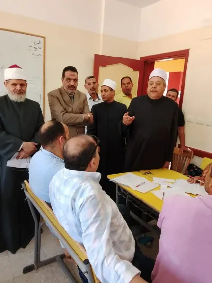 رئيس قطاع المعاهد الأزهرية بالغربية يتفقد أعمال تصحيح الدور الثاني للثانوية بمعهد توكل بالغربية