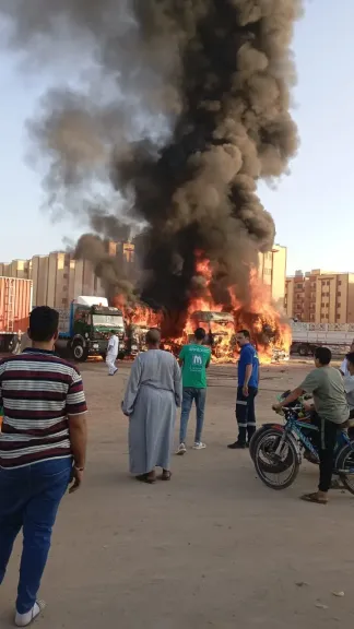 تفحم 4 عربيات نقل ثقيل.. السيطرة على حريق فى جراج سيارات بالشرقية