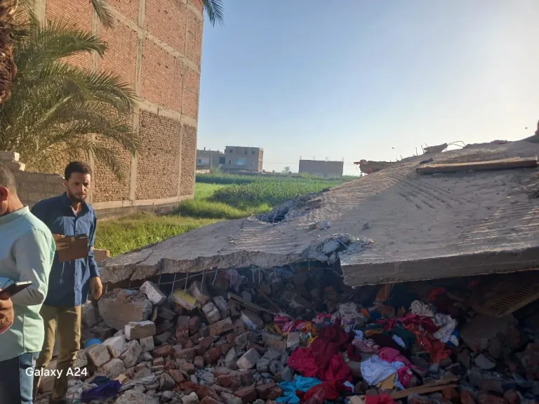 وفاة وإصابة 5 أشخاص إثر إنهيار منزل مكون من 3 طوابق بأسيوط