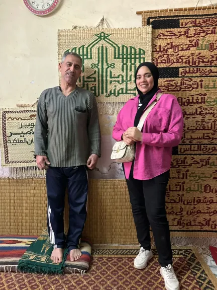 كتب القرآن الكريم على الحصير .. محمد فوزي  حوّل نبات السمر لحصير ولوحات فنية