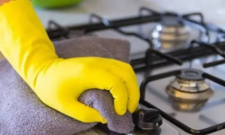 كيف تتخلصين من بقع ودهون البوتاجاز بسهولة؟