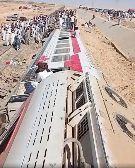 الفريق كامل الوزير يتوجه إلى موقع حادث قطار مطروح ويقدم التعازي لأسر المتوفيين