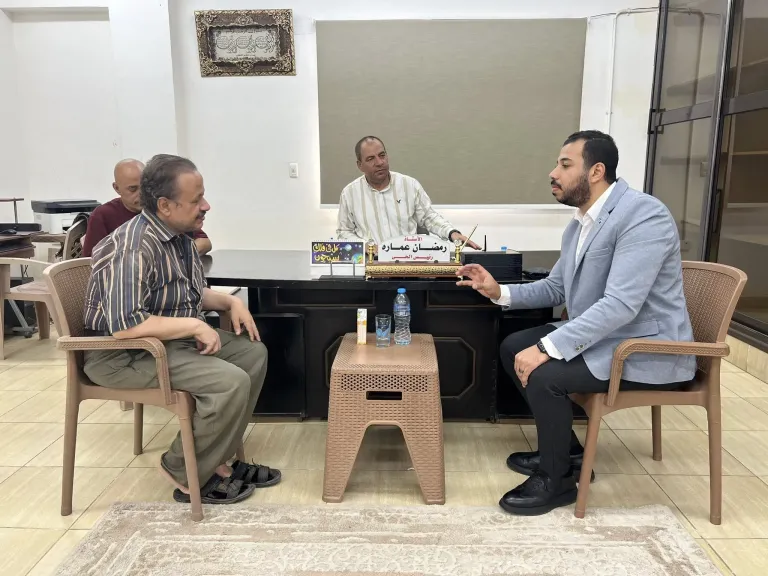 بعد توجيهات المحافظ.. رئيس حي المنيرة يستقبل عم محمد بائع الدهانات الكفيف: أنت نموذج مشرف.. ومكتبي مفتوح لك في أي وقت