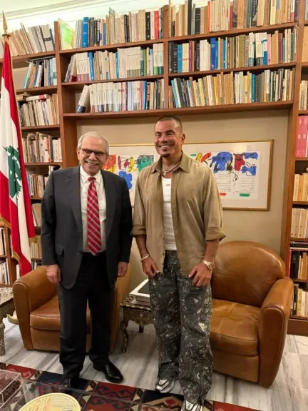 عمرو دياب ورئيس وزراء لبنان