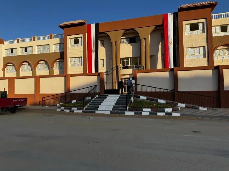 تسليم أول مدرسة تجريبي ودفع العمل بالمشروعات السكنية بأكتوبر الجديدة