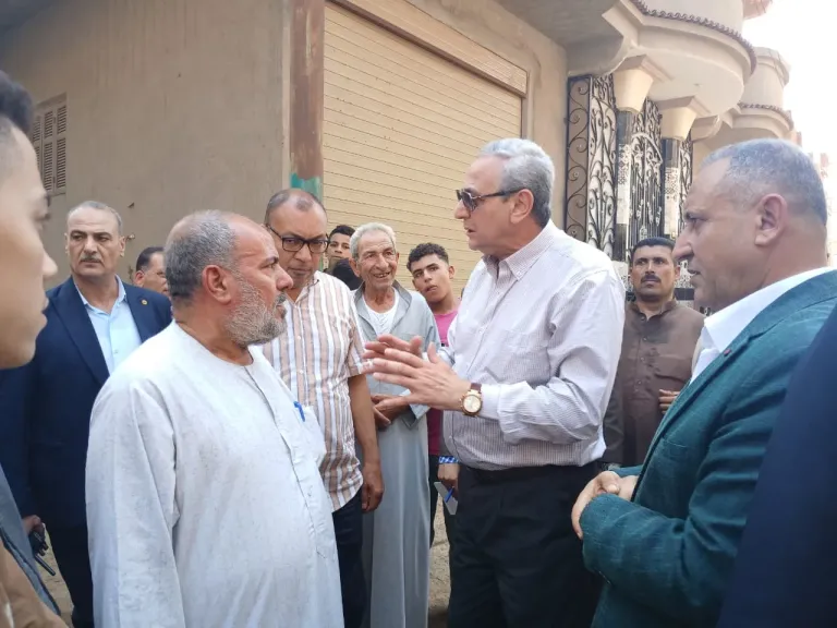 محافظ الغربية في جولة ميدانية داخل شوارع عزبة أبو وافي بالمحلة لدراسة حلول عاجلة لمشكلة الصرف الصحي وتخفيف معاناة الأهالي