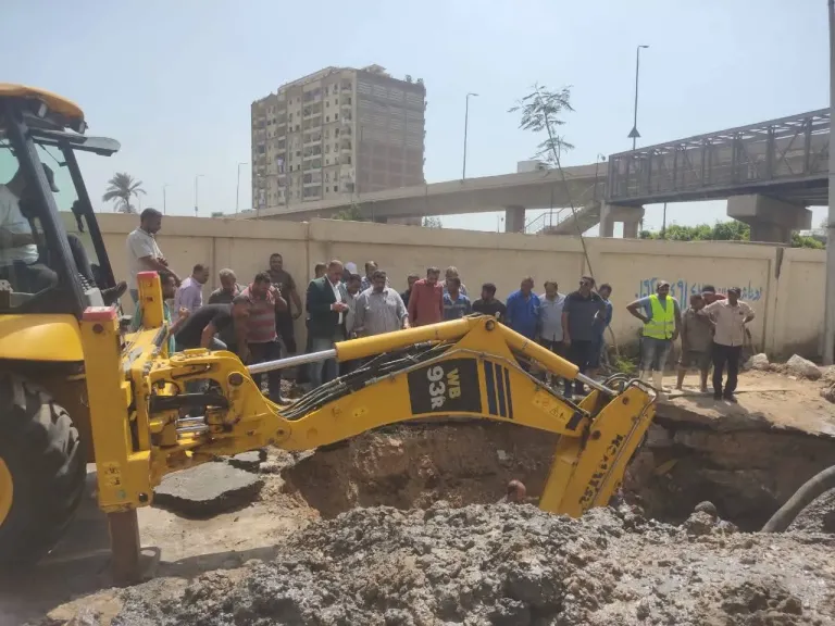 محافظ الغربية يتابع ميدانيًا أعمال إصلاح كسر خط مياه بحي أول طنطا ويطمئن المواطنين على سرعة إعادة الخدمة