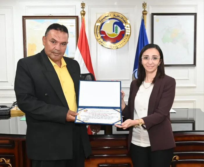 محافظ البحيرة تكرم ابن كفر الدوار الحاصل على الماجستير بعد رحلة كفاح ملهمة