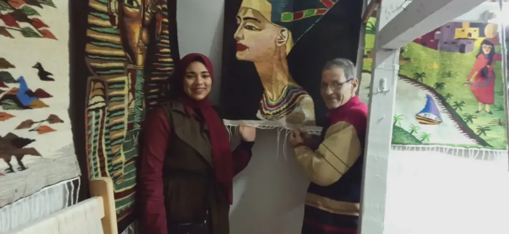 أنامل ذهبية في صناعة الكليم اليدوي..مصطفى عمارة  ساحر النول الخشبي بالبحيرة