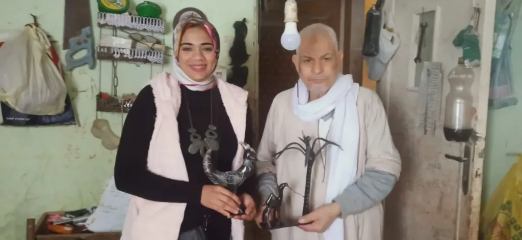 أبو هاني يحول قرون الجاموس لتحف فنية واكسسوارات تغزو السوق العالمي