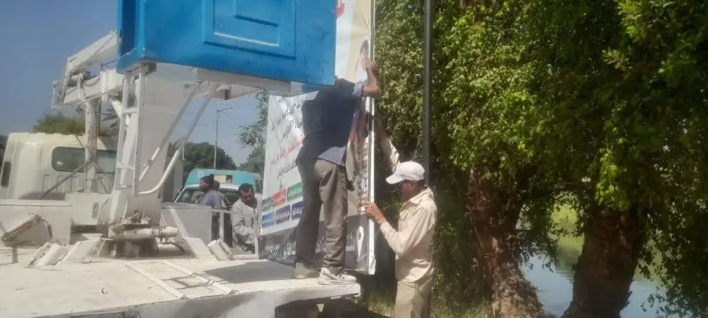 تم إتخاذ الإجراءات القانونية.. حملة مكبرة من محلية دشنا في قنا لإزالة الإعلانات الغير مرخصة من الشوارع