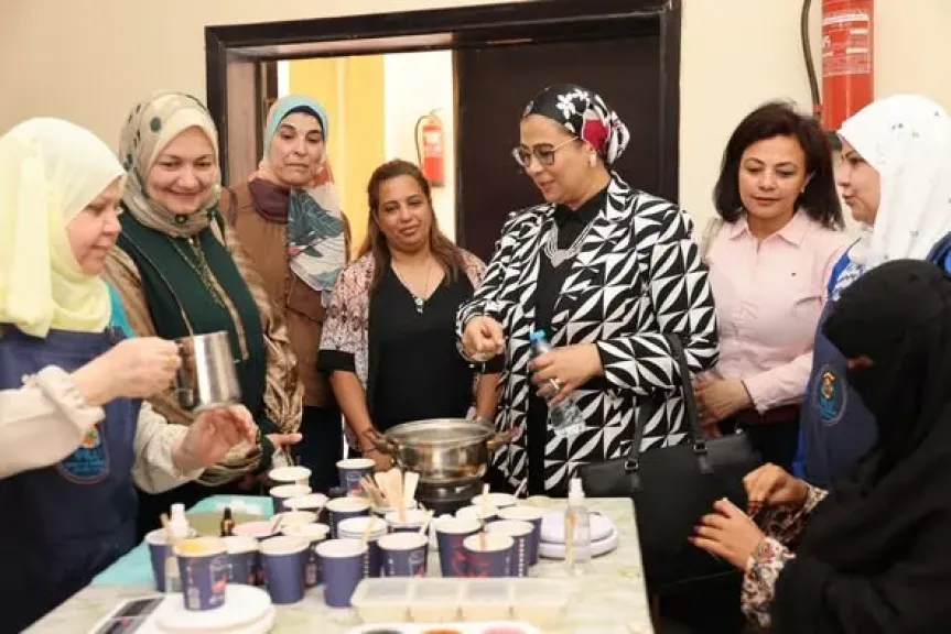 المستشارة أمل عمار تتفقد أنشطة المجلس القومي للمرأة المقامة بقصر ثقافة شلاتين
