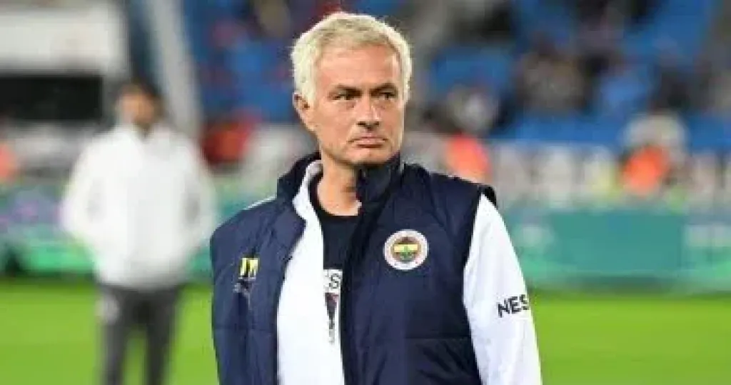 شوبير: الأهلى شغال بايده وسنانه على المدرب ولم يفاوض مورينيو نهائيا
