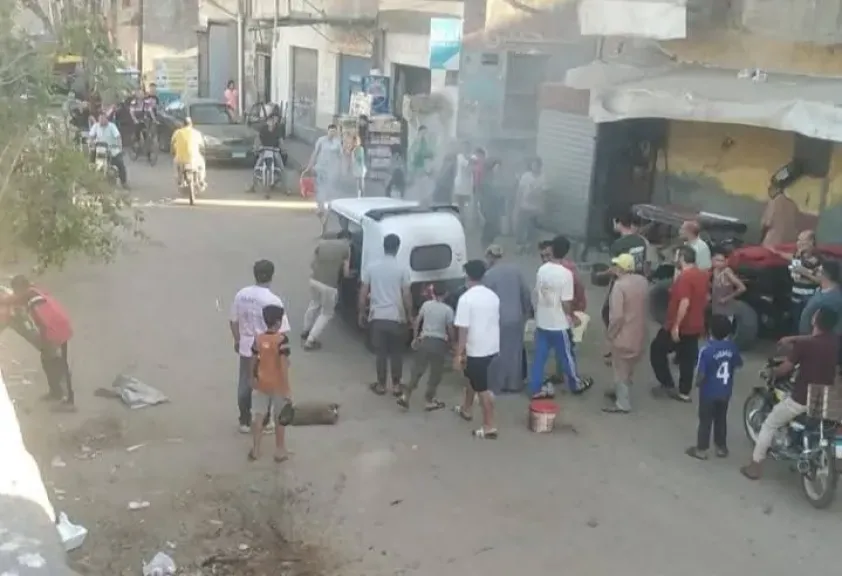 جدعنة ولاد البلد.. شباب العزبة الغربية بشبين الكوم يسيطرون على حريق نشب في توكتوك