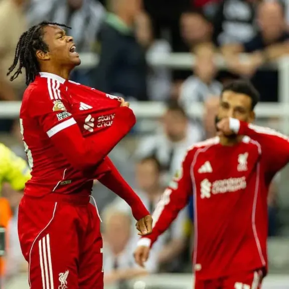 محمد صلاح ينصح ريو نغوموها: ”ابتعد عن السوشيال ميديا”