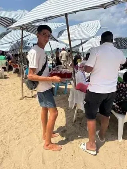 بمناسبة الاحتفال بالمولد النبوي ..توزيع الشربات بالموز علي شواطيء الإسكندرية