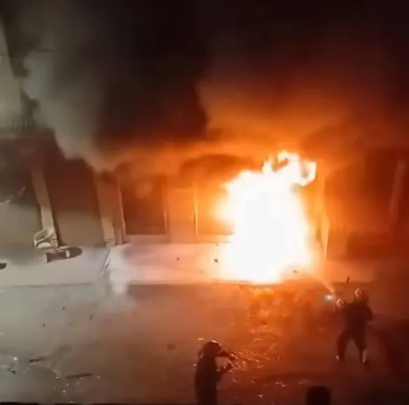السيطرة على حريق بأحد المحال التجارية بالمحلة الكبرى دون خسائر بشرية