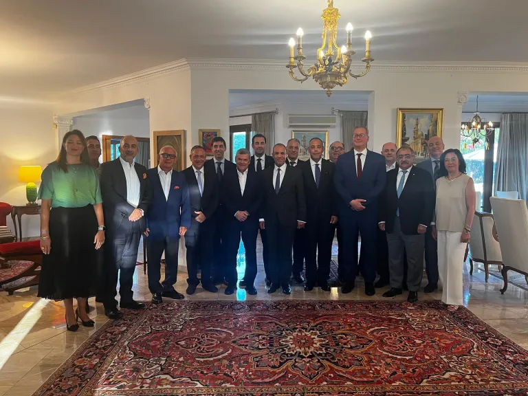 وزير الخارجية يلتقي كبار رجال الأعمال في قبرص لبحث فرص الاستثمار والتعاون الاقتصادي