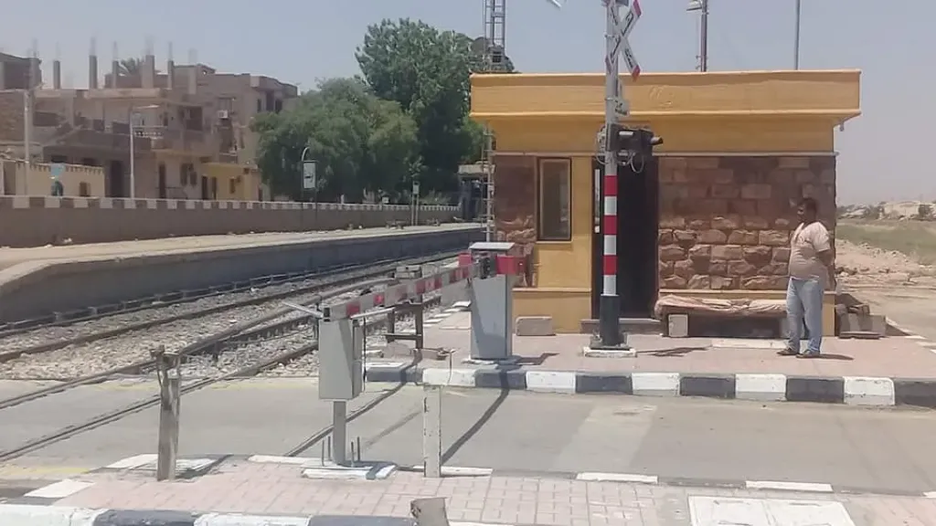 عامل بمزلقان ينقذ شابا من ذوى الاحتيابجات الخاصة من الموت المحقق بالعياط