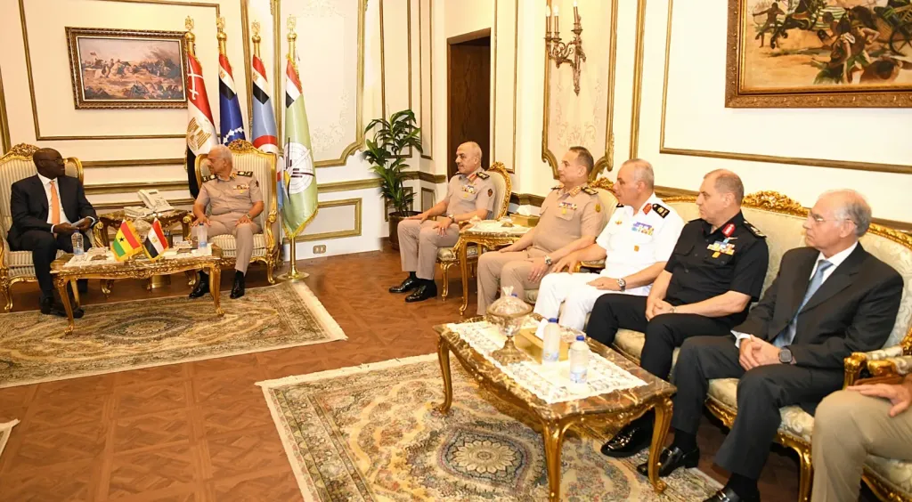 وزير الدفاع يلتقي نظيره الغاني لبحث سبل التعاون المشترك