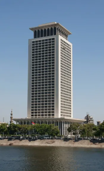 رسائل مصر من إزالة الحواجز الأمنية أمام السفارة البريطانية