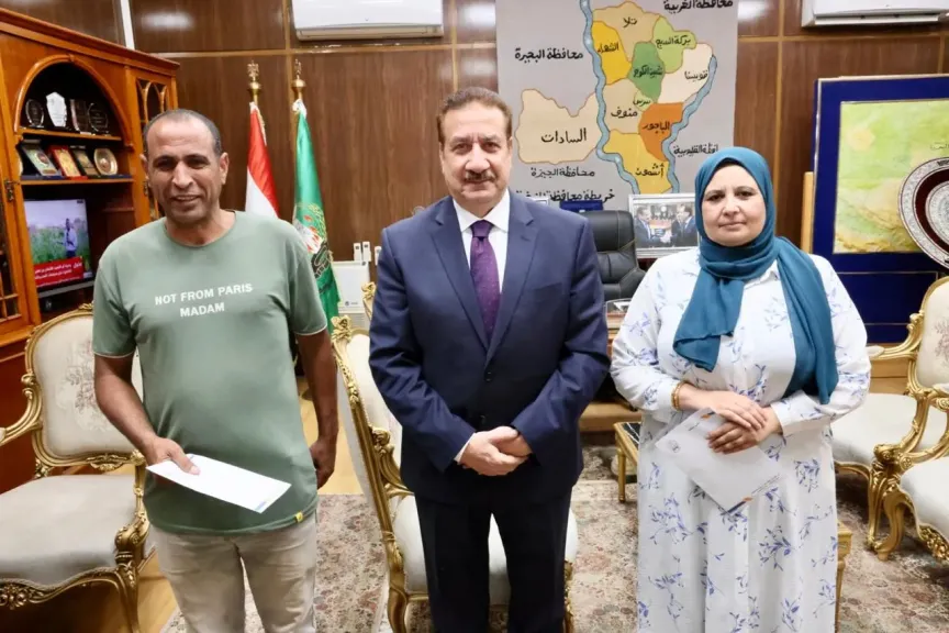 محافظ المنوفية يكرم موظفين ردا مبلغ مالي لصاحبه