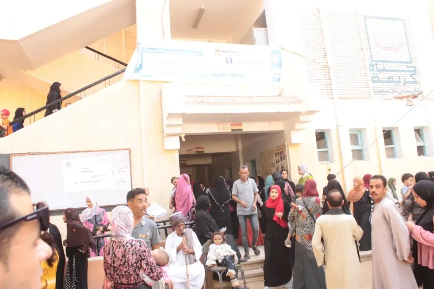 جامعة أسيوط تكشف على 1200 حالة في قافلة طبية بقرية باقور