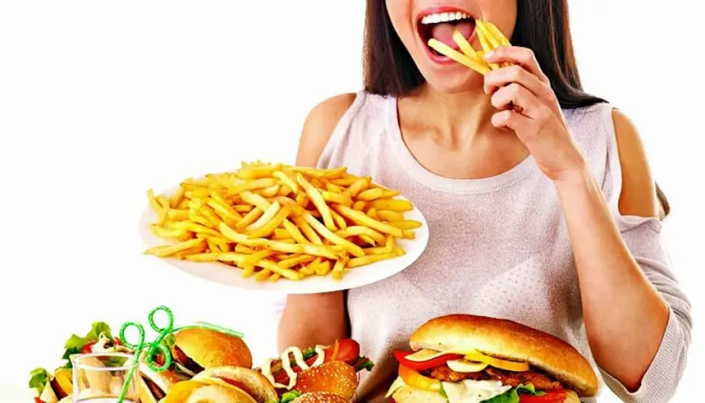 تجنبها فورًا.. عادات غذائية شائعة تضر الجسم