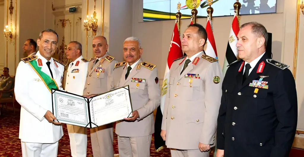 وزير الدفاع يكرم القادة الذين أوفوا العطاء بالقوات المسلحة