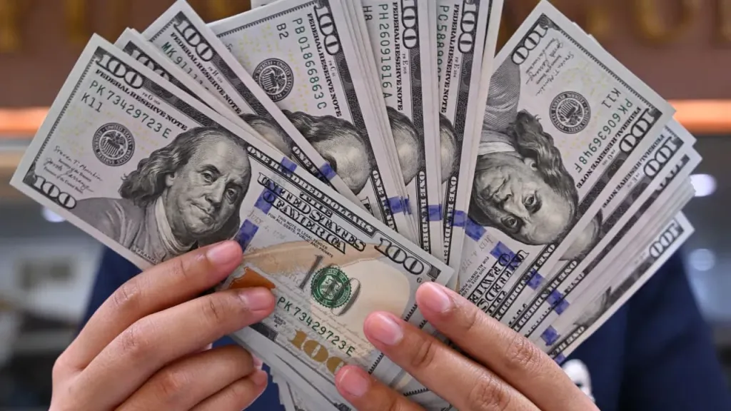 الدولار يتراجع أمام الجنيه المصري مدفوعًا بارتفاع الاحتياطيات الأجنبية