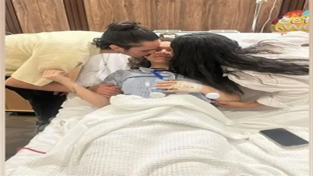 شقيق رنا رئيس يطمئن الجمهور علي حالتها الصحية بصورة من داخل المستشفى