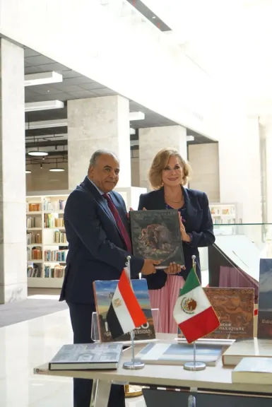 المكسيك تمنح مكتبة العاصمة الإدارية الجديدة بمصر 339 كتاب