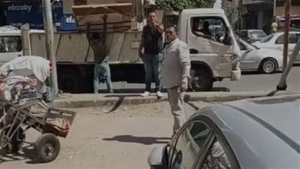 حي الدقي يعلق على مزاعم بائع بمصادرة بضائعه وترك باقي المخالفين| خاص