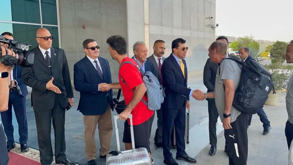 وزير الشباب والرياضة يستقبل بعثة المنتخب الوطني بمطار القاهرة عقب عودته من بوركينا فاسو